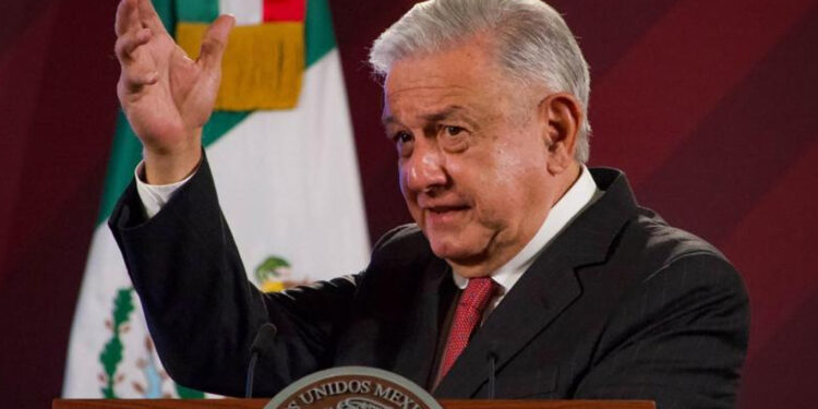 AMLO pide a Claudio X. González investigar contratos a empresas de Xóchitl Gálvez