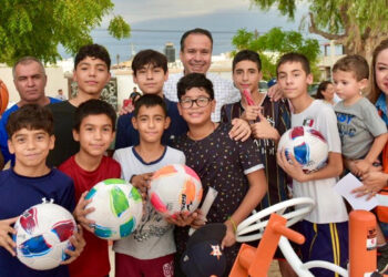 Entrega Toño Astiazarán rehabilitación en Parque Jardines