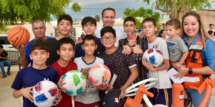 Entrega Toño Astiazarán rehabilitación en Parque Jardines