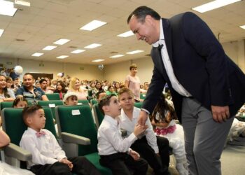 Acompaña Toño Astiazarán a familias de graduantes de estancias infantiles de DIF Hermosillo