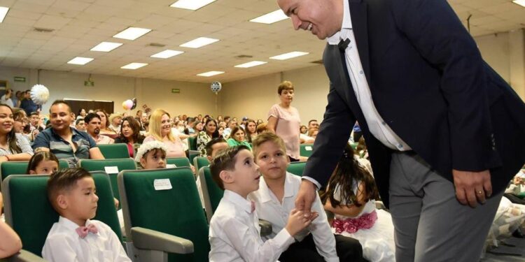 Acompaña Toño Astiazarán a familias de graduantes de estancias infantiles de DIF Hermosillo