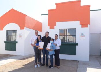 Entrega Toño Astiazarán viviendas a 3 familias más