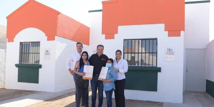 Entrega Toño Astiazarán viviendas a 3 familias más