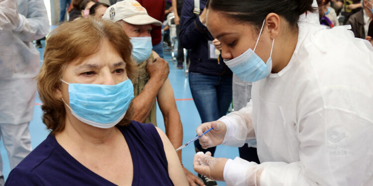 Vacunación contra covid-19 iniciará en octubre junto con campaña de influenza