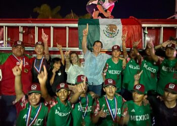 Reciben Alcalde y Presidenta de DIF a niños beisbolistas