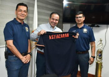 Felicita Toño Astiazarán a equipo de béisbol Bomberos de Hermosillo por su bicampeonato