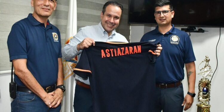 Felicita Toño Astiazarán a equipo de béisbol Bomberos de Hermosillo por su bicampeonato