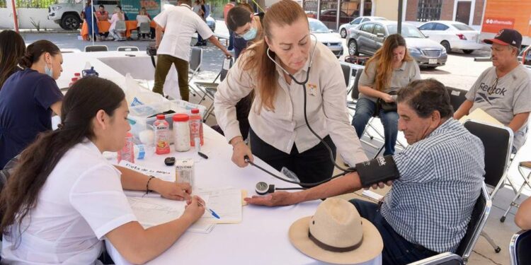 Visitan la colonia Bachoco con jornada de bacheo Un Día en tu Colonia
