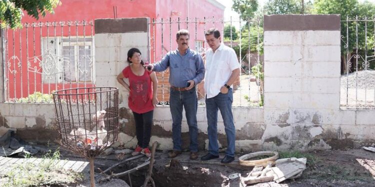 Limpian calles anegadas con agua residuales en  San  Ignacio