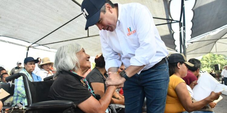 Entrega Toño Astiazarán 106 títulos de propiedad a residentes de Miguel Alemán