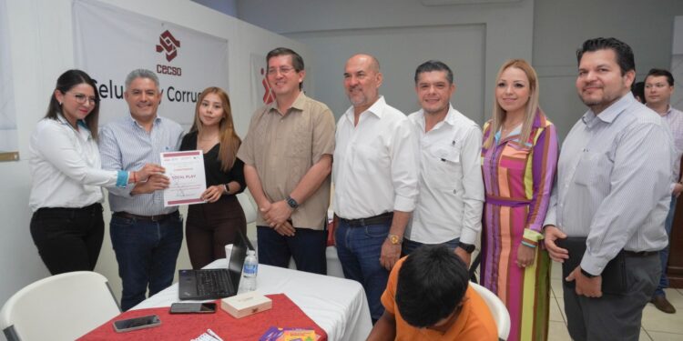 Ofertan más de 800 puestos en feria de empleo para inclusión laboral a jóvenes