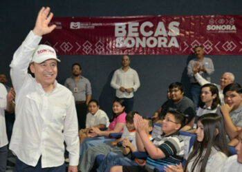 Gobernador supervisa obra de desarrollo urbano y entrega escrituras y becas en SLRC