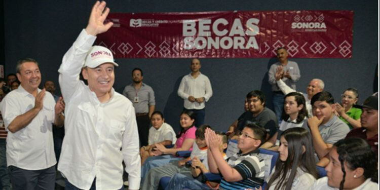 Gobernador supervisa obra de desarrollo urbano y entrega escrituras y becas en SLRC