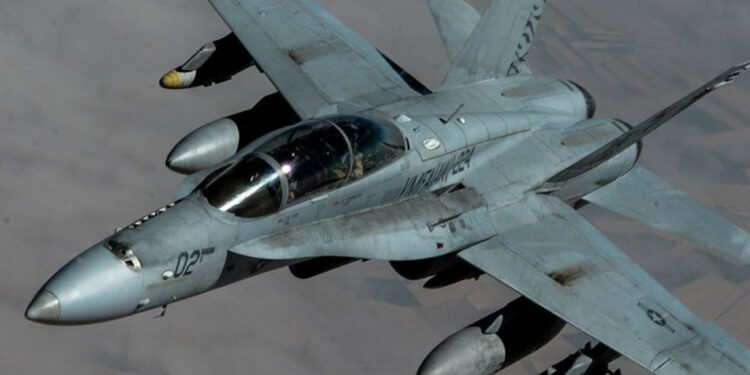 Avión de combate la Marina de EU se estrella cerca de una base militar en San Diego