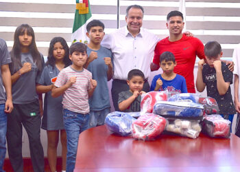 Entrega Antonio Astiazarán material deportivo a niñas, niños y adolescentes de Hermosillo