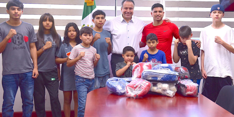 Entrega Antonio Astiazarán material deportivo a niñas, niños y adolescentes de Hermosillo