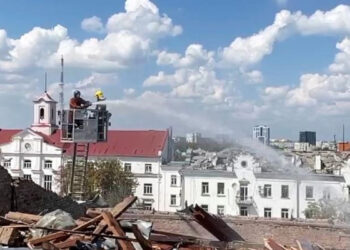 Ataque ruso mata a 7 en ciudad del norte de Ucrania mientras Zelenski visita Suecia