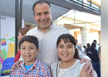 Entrega Toño Astiazarán bono escolar a hijas e hijos de personal sindicalizado del Ayuntamiento
