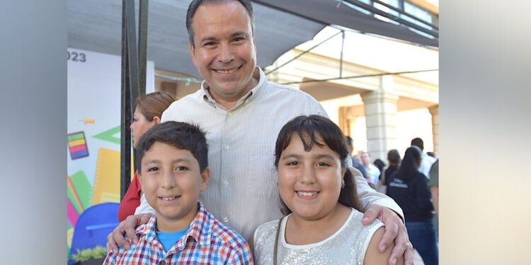 Entrega Toño Astiazarán bono escolar a hijas e hijos de personal sindicalizado del Ayuntamiento