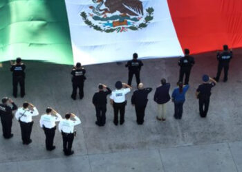 Preside Alcalde honores a la Bandera en el Cerro de la Campana