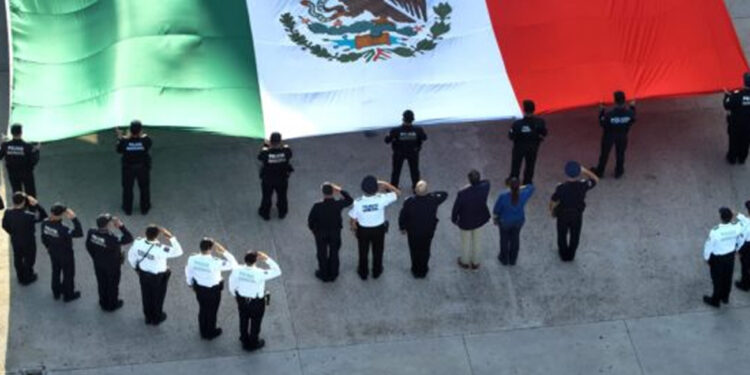 Preside Alcalde honores a la Bandera en el Cerro de la Campana
