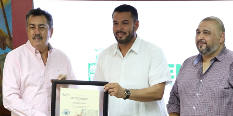 Recibe alcalde reconocimiento al OOMAPASC como el más transparente a nivel nacional