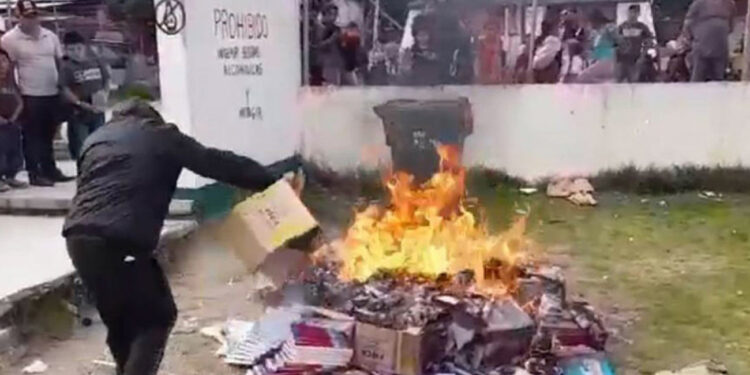 López Obrador lamenta quema de libros en San Cristóbal de Las Casas; ‘están desinformados’