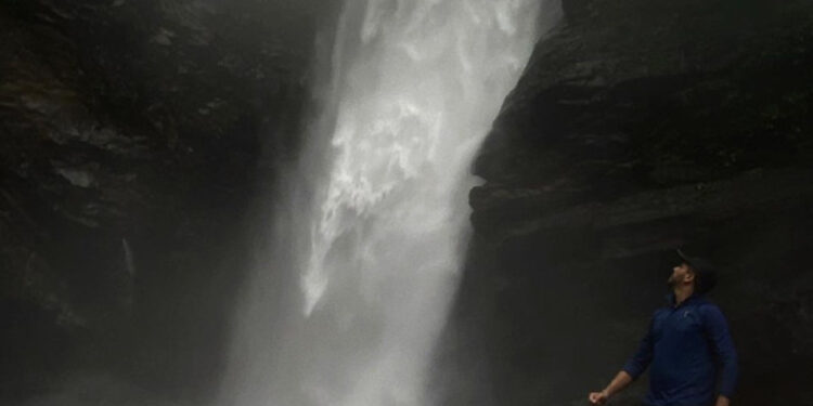 Muere influencer de TikTok mientras grababa video para sus seguidores en una cascada