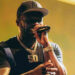 50 Cent lanza el micrófono a la multitud en un ataque de rabia y lesiona a una fan en la cabeza