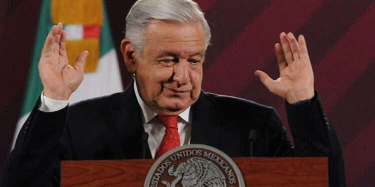 Cifras de baja de acceso a salud fueron por ‘error’ en pregunta del Coneval, explica AMLO; celebra disminución en pobreza