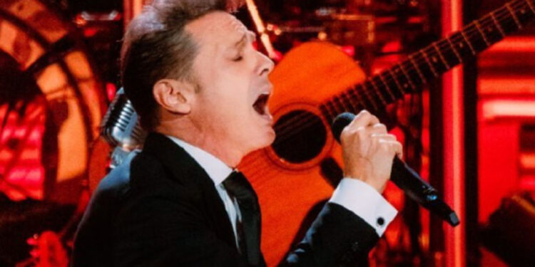 Luis Miguel jugó con dron en concierto, tras rumores de hospitalización en Chile
