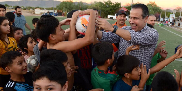 Entrega Toño Astiazarán rehabilitación de parque