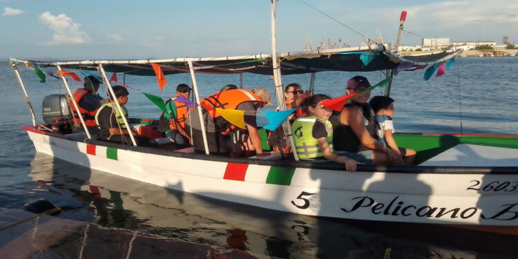 Enrique Leyva destaca rehabilitación de periférico en impulso al turismo.