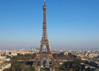 Policía de París ordena evacuar la Torre Eiffel por presunta amenaza de bomba