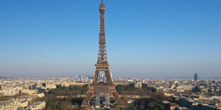Policía de París ordena evacuar la Torre Eiffel por presunta amenaza de bomba