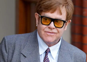 Elton John pasó la noche en un hospital de Mónaco debido a una caída en su casa en Francia