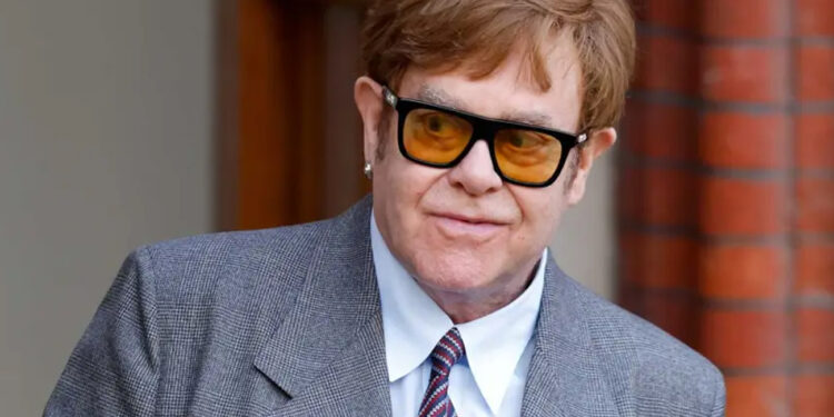Elton John pasó la noche en un hospital de Mónaco debido a una caída en su casa en Francia