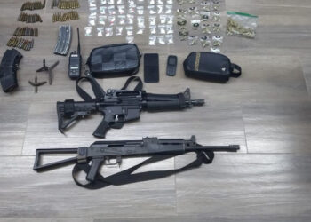 Elementos de los tres niveles de gobierno aseguran en Caborca a dos personas, un vehículo, armas y drogas