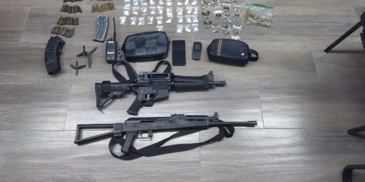 Elementos de los tres niveles de gobierno aseguran en Caborca a dos personas, un vehículo, armas y drogas