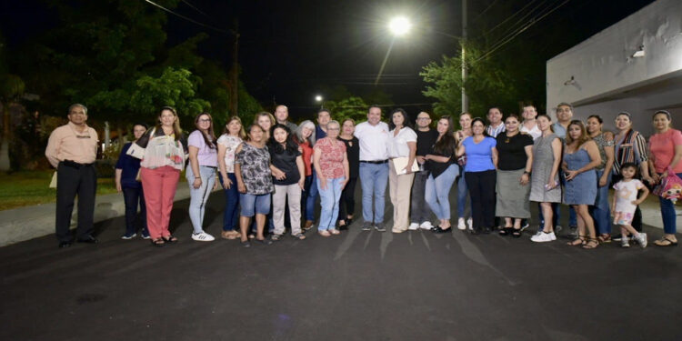 Entrega Toño Astiazarán recarpeteo en Fraccionamiento San Lorenzo