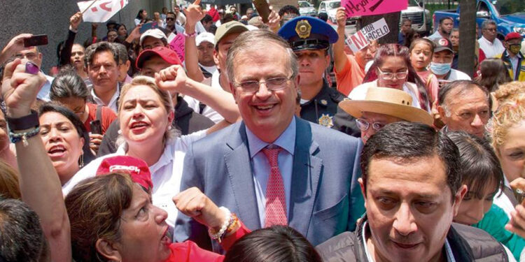 Ebrard dice que no se va de Morena; ceden lugar a su encuestadora