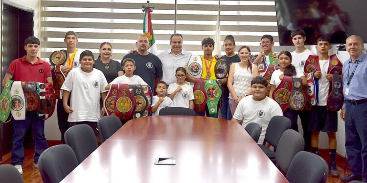 Respalda Toño Astiazarán esfuerzo de niñas, niños y adolescentes promesas del box
