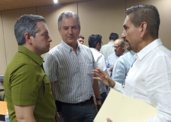 El alcalde Jesús Flores en gestiones ante funcionarios estatales.