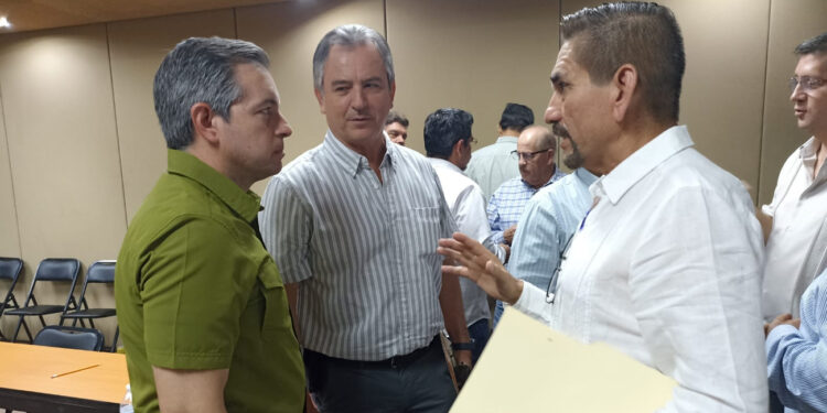 El alcalde Jesús Flores en gestiones ante funcionarios estatales.