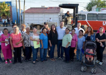 Supervisan Toño Astiazarán junto a residentes recarpeteo de bulevar Lázaro Cárdenas