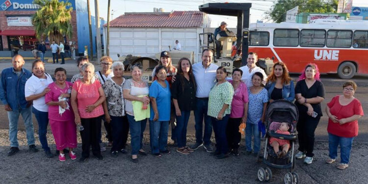 Supervisan Toño Astiazarán junto a residentes recarpeteo de bulevar Lázaro Cárdenas