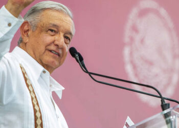 Habrá libros de texto gratuito quieran o no, advierte López Obrador
