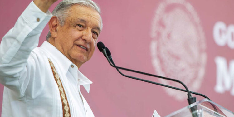Habrá libros de texto gratuito quieran o no, advierte López Obrador