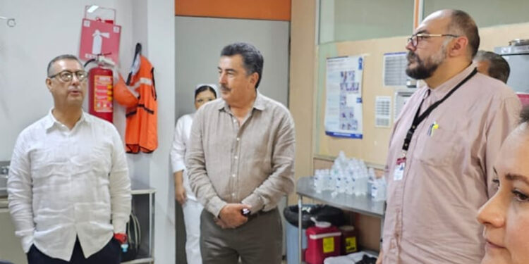 Acompaña alcalde a director nacional a recorrido por el ISSSTE