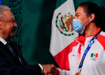 López Obrador resalta labor de atleta mexicana y niños en competencia de matemáticas